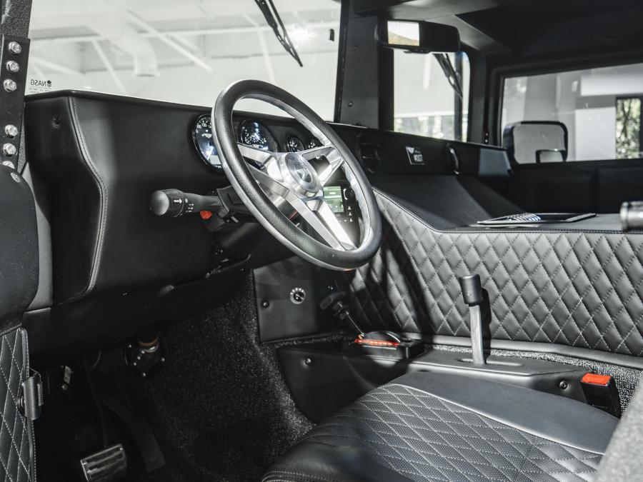 Интерьер Hummer H1 Supertruck by Mil-Spec Automotive 2020 года  (фото 7 из 13)